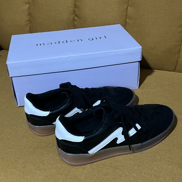 Madden Girl Shoes - Madden Girl Black & White GIIA Low-Top Sneakers ~ Size 6.5